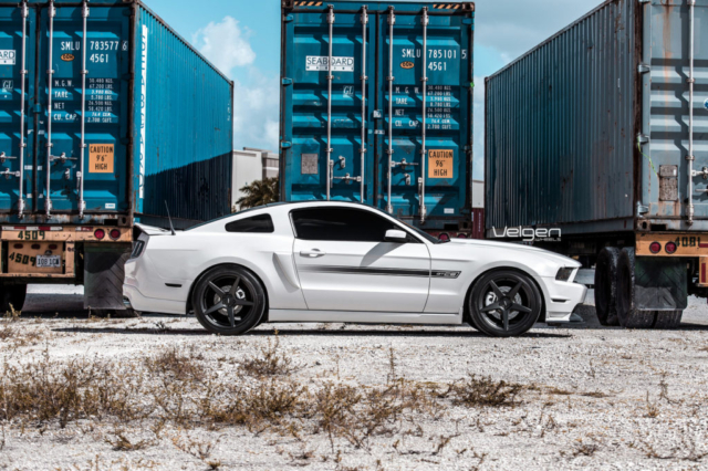 Oxford White S197 Mustang GT/CS Velgen Wheels Classic 5 Matte Gunmetal-3